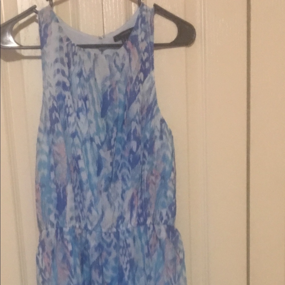 Sleeveless blue n white design dress.